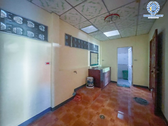 *****บ้านเดี่ยวมือสองย่านนนทบุรี ม.บัวทองธานี กาญจนาภิเษก เนื้อที่กว้างขวางมากถึง 60 ตร.ว. ฟังก์ชัน 4 ห้องนอน 2 ห้องน้ำ ที่จอดรถ 2 คัน บ้านเดี่ยวมีเรือนรับรอง สภาพสวยพร้อมเข้าอยู่ บนทำเลแห่งการเดินทาง ใกล้รถไฟฟ้าสายสีม่วง "สถานีคลองบางไผ่" เชื่อมต่อถนนบางกรวย-ไทรน้อย, ถนนกาญจนาภิเษก, ถนนชัยพฤกษ์ จองเลย!